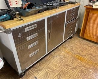 LARGE ROLL AROUND TOOL CABINET