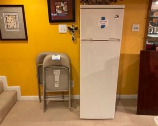 NARROW REFRIGERATOR AND FREZZOR