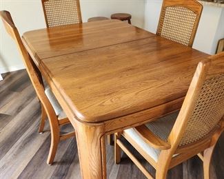 Modern Style Dining Table and 5 Matching Chairs/Leafs too!