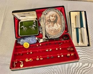 Vintage jewelry, golfers picture frame, Parker pen set 