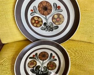 Mid century modern set of dishes (two sizes )
