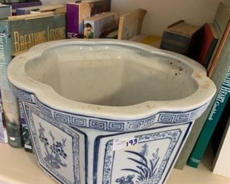 #193	10x7 blue/white planter 	 $20.00 

