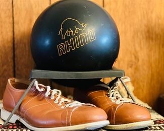 VTG RHINO BOWLING BALL AND SHOES