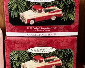 100'S OF KEEPSAKE CHRISTMAS ORNAMENTS