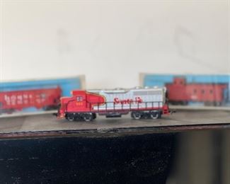 BACHMANN SCALE SANTE FE LOCOMOTIVE & BOX CAR 