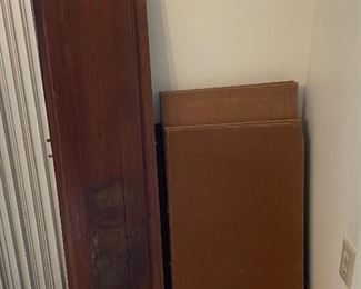 Gate leg dining room table with leaves and pads 