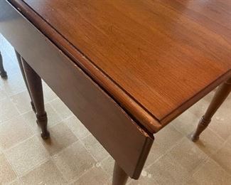 Gate leg dining room table with leaves and pads 