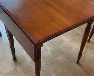 Gate leg dining room table with leaves and pads 