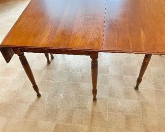 Gate leg dining room table with leaves and pads 