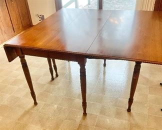 Gate leg dining room table with leaves and pads 