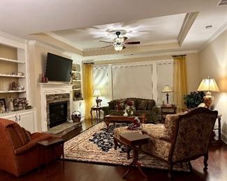 Beautiful living room furnishings in excellent condition 