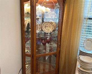 Display cabinet with lighting 