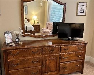 Ethan Allen solid wood dresser & beveled glass mirror