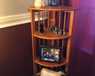 Many corner shelves to fill your home.