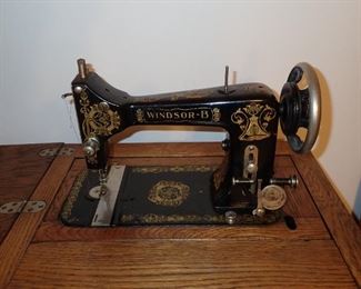 VINTAGE SEWING MACHINE AND OAK CASE