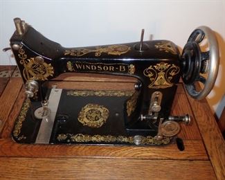 VINTAGE SEWING MACHINE AND OAK CASE