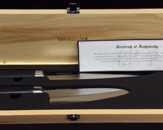 KAMIKOTO SENSHI DUAL KNIFE SET w WOODEN DISPLAY STAND & COA