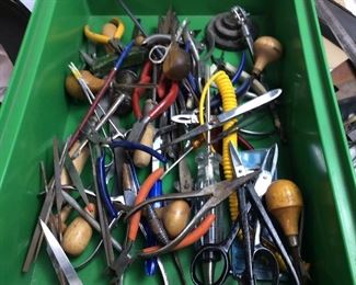 ASSORTED JEWELER HAND TOOLS, RING SIZERS, WAX, GEM SET PLIERS, ANVIL, MALLETS, BEADING TOOLS, STARRETTE MICROMETER,