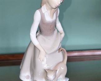 Lladro (retired) Girl with Cat (no box)