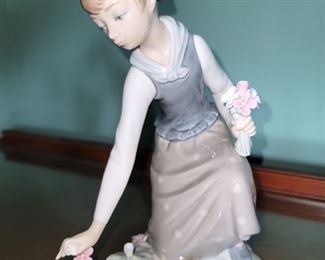 Lladro (retired) Girl picking flowers (no box)