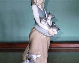 Lladro (retired) Girl with Kittens (no box)