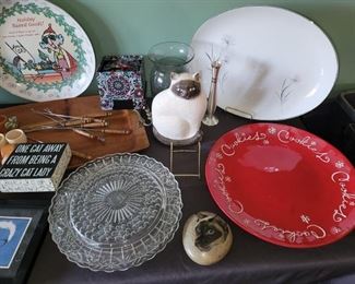 Cat figurine. Paint cat head on stone