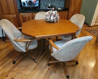 Dinette set. (1 extra leaf included)
