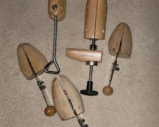 Footfitter and shoe stretchers