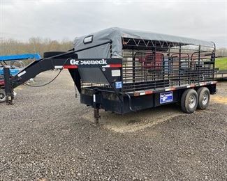 Gooseneck cattle trailer