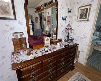 Traditional Mahogany 9 drawer dresser and Mirror 