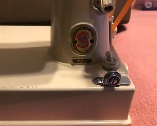 Detail pic, Singer Featherweight 221J Sewing Machine, TAN ES658