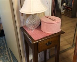 Lamp table, crystal egg shaped lamp