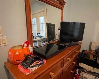 Pine wood dresser, 2 night stands and a queen bed with head and footboard.