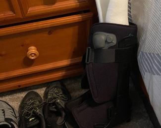 Appears to be a brand new foot brace