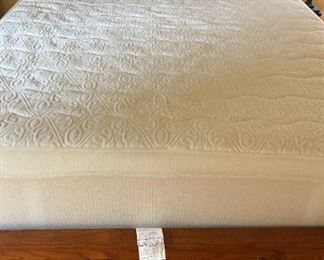 010 Tradewin Queen Bed with 9 Underbed Drawers