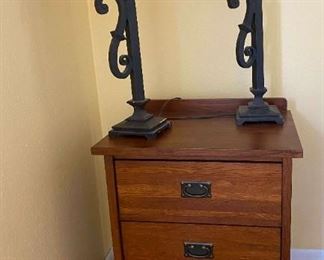 011 Tradewin Night Stand With Pair of Table Lamps