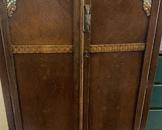 147 Petite Armoire
