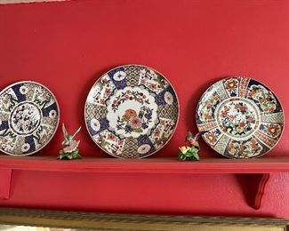 Imari plates, hummingbird figurines