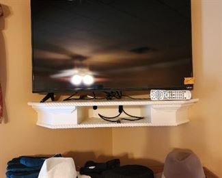 Vizio television, men's hats