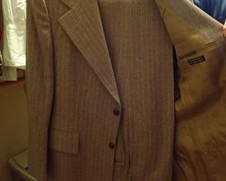 MENS SUITS & CLOTHING