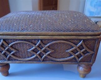 SM FOOTSTOOL WITH STORAGE