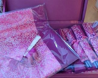 ASIAN RUNNER - NAPKINS - CHOP STICKS - IN BOX