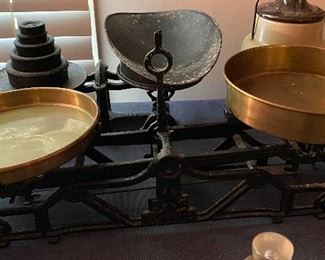 Old Florenz Balance Scale