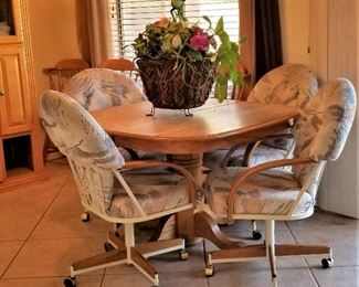 Dining/Kitchen oak table with 2 leaves and 4 chairs.