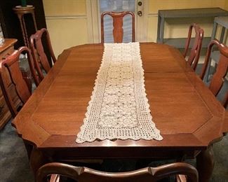 Gorgeous Dining Room Table with 6 Chairs