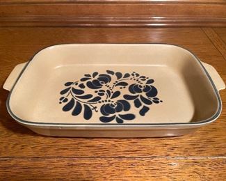 Vintage Pfaltzgraff Folk Art 2 Qt Baker