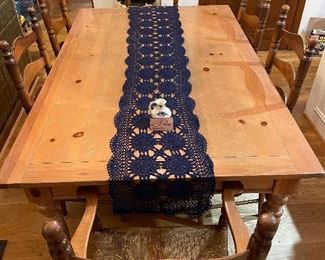 Breakfast nook/Kitchen Table w/ 6 chairs (one Captain)