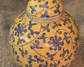 Vintage Chinese Vase/Urn