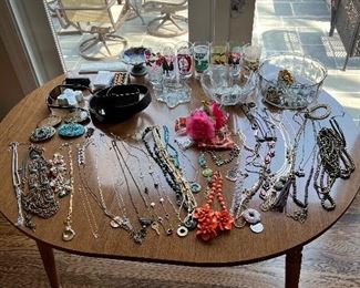 Women’s jewelry and trinket dishes 