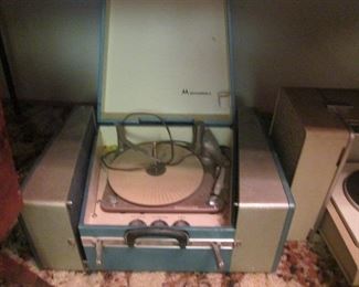 Magnavox Turntable & Speakers in Travel Case
